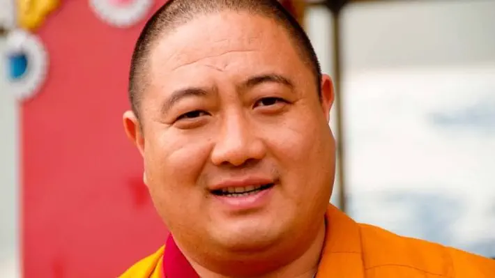 por Kyabje Shechen Rabjam Rinpoche // A base absolutamente essencial para a prática do budismo em sua forma tibetana é o desenvolvimento da Mente da Iluminação, ou Bodhichitta. A Bodhichitta não é somente um tipo de altruísmo: ela consiste do voto de nós mesmos atingirmos a perfeição para levarmos todos os seres lá.