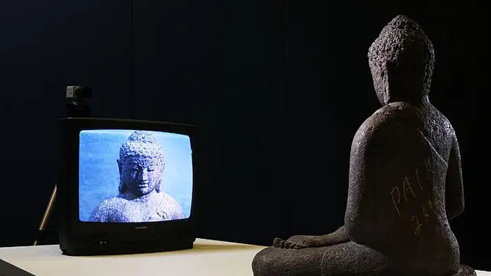 O budismo consiste de uma série de treinamentos que visam deixar a mente receptiva para uma análise final da realidade. Como a cultura e o entretenimento podem ajudar ou prejudicar nessa empreitada?