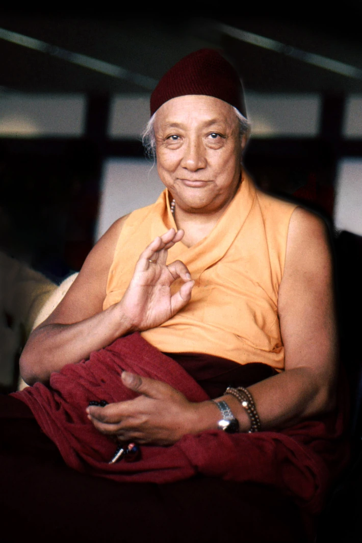 Kyabje Dilgo Khyentse Rinpoche expressando o mudra Vitarka Mudra (mudra de transmitir o darma), depois de uma visita ao Centro de Darma Sakya em 1996, Aeroporto de Seattle. Foto de Chris Wilkinson. <a href=