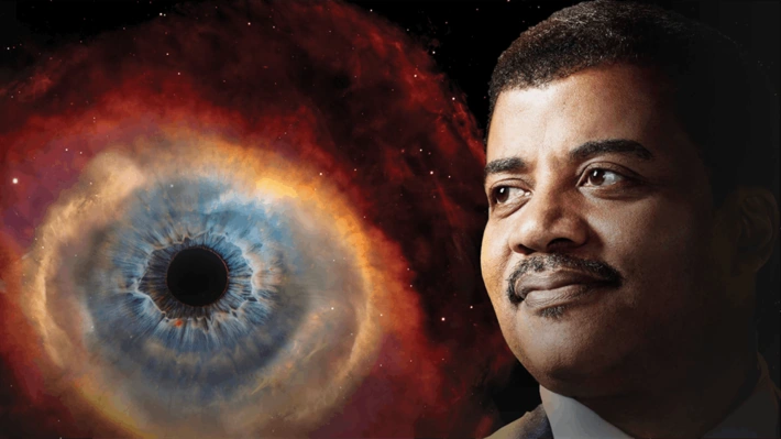 Neil deGrasse Tyson e uma imagem espacial que parece um olho, do material promocional da nova série Cosmos.