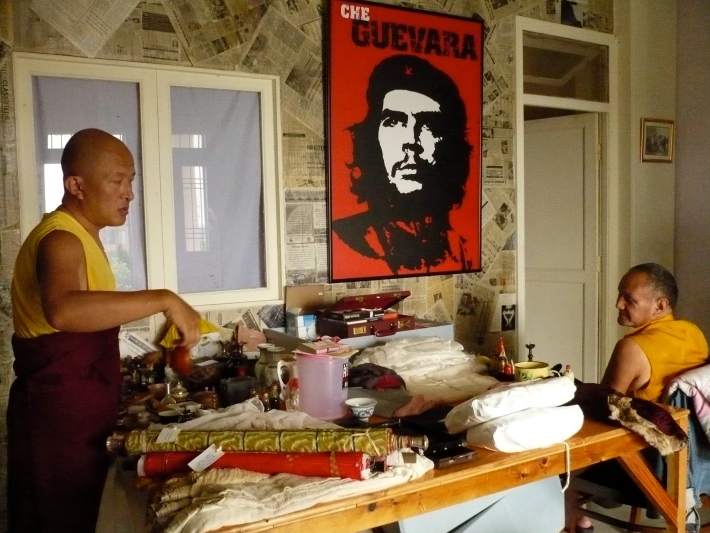 Dzongsar Khyentse Rinpoche, Orgyen Tobgyal Rinpoche e um poster do Che Guevara.