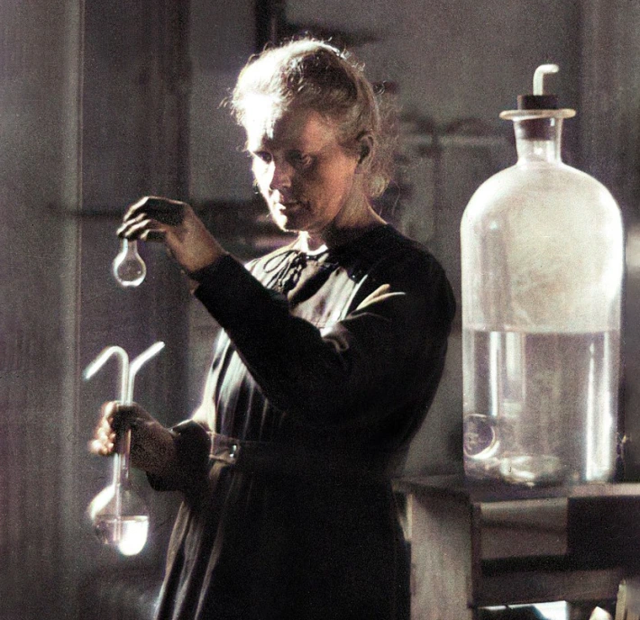 Madame Curie com instrumentos de laboratório.