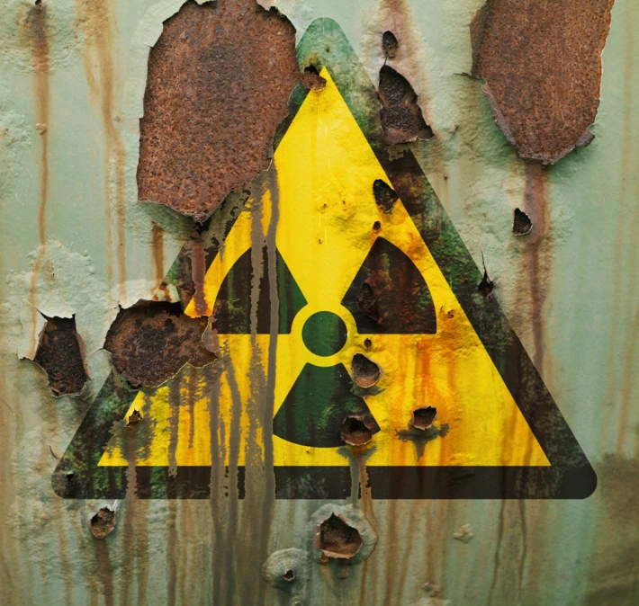 Aviso de perigo nuclear bastante corrído.