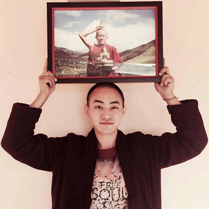 Thangtong Tulku com a foto de seu guru.