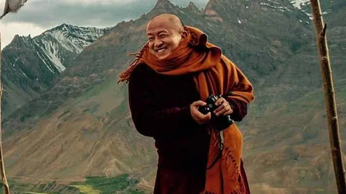 A vida não é nada além de um fluxo contínuo de ilusões sensoriais, das mais óbvias, tais como fama e poder, àquelas mais difíceis de discernir, como a morte, narizes sangrando e dores de cabeça. Tragicamente, porém, a maior parte dos seres humanos acredita no que vê, e assim a verdade que o Buda expôs sobre a natureza ilusória da vida pode ser um pouco difícil de engolir. ~ Dzongsar Khyentse Rinpoche