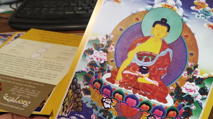 Impressos com temática do budismo tibetano para ajudar o canal.
