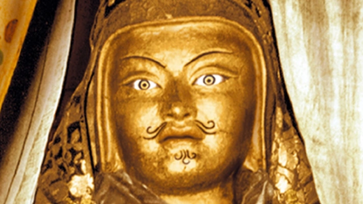 Cartão de Guru Rinpoche da estátua no mosteiro de Samye que foi destruída pela revolução cultural. Guru Rinpoche teria abençoado essa estátua dizendo que era parecida com ele, e então ficou conhecida como “parece comigo”. Contém também trechos de um tesouro de Karma Lingpa sobre os benefícios de recitar o mantra do guru.