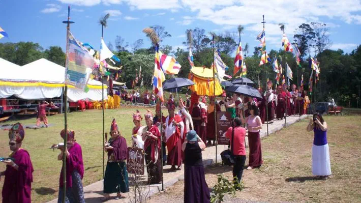 On this episode you can see scenes from the Fire Puja, a traditional Tibetan Buddhist ceremony performed on the third day of Padmasambhava's Pureland Consecration. Chagdud Gonpa Khadro Ling, Brasil, 2008.